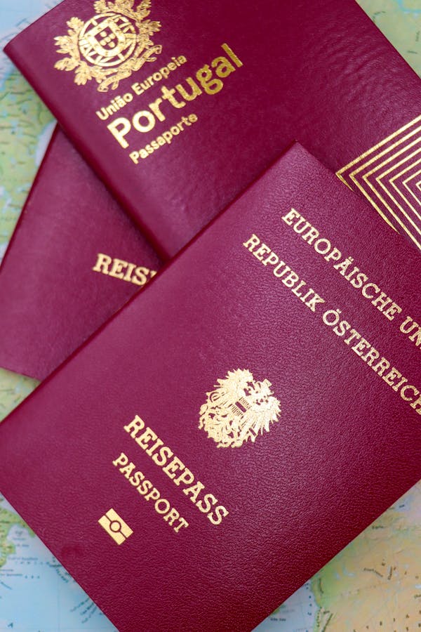 Passeports posés sur une carte du monde